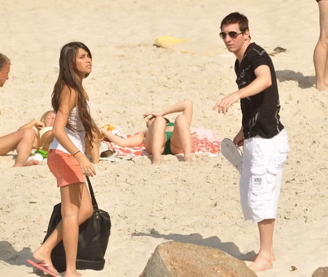 Messi bắt đầu hẹn hò với Antonella vào đầu năm 2009.
