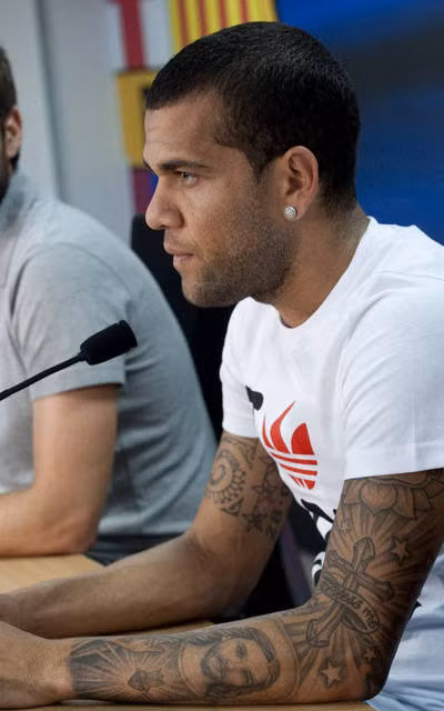 Daniel Alves cũng rất chịu khó xăm trổ.