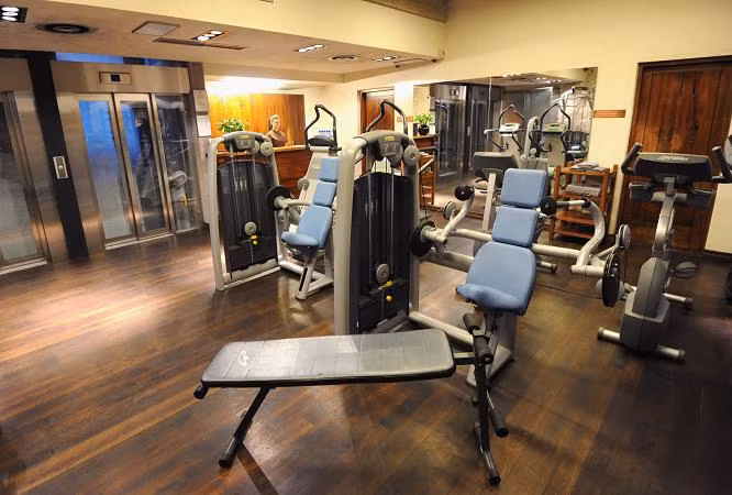 Phòng gym mini, nơi các tuyển thủ Anh tập nhẹ. Phòng gym mini, nơi các tuyển thủ Anh tập nhẹ.