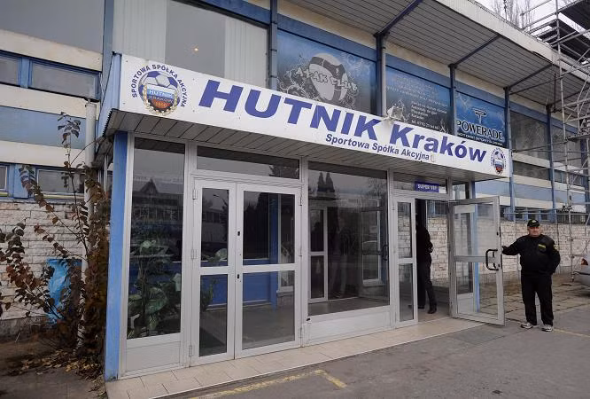 Lối vào sân vận động Hutnik Municipality, nơi tuyển Anh chọn để tập luyện. Lối vào sân vận động Hutnik Municipality, nơi tuyển Anh chọn để tập luyện.