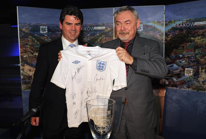 Adrian Bevington, giám đốc truyền thông của FA, giám đốc quản lý các CLB Anh, cùng thị trưởng Krakow, Jacek Majchrowski. Adrian Bevington tới Ba Lan thị sát và quyết định chọn khách sạn Stary ở thành phố Krakow làm nơi đóng quân của đội tuyển Anh.