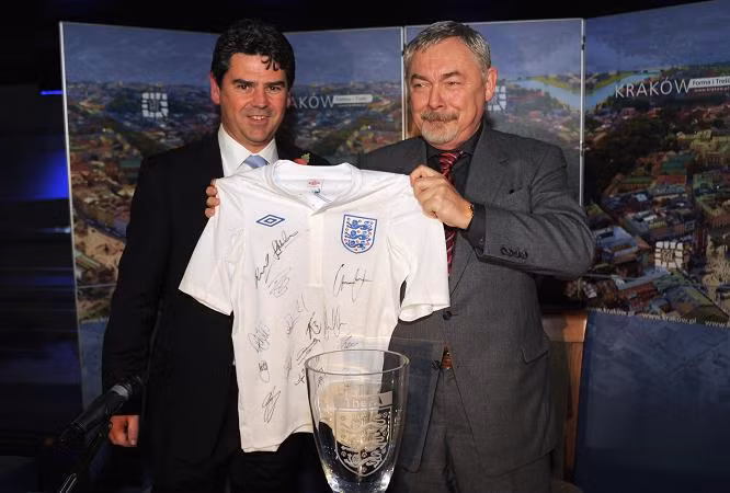 Adrian Bevington, giám đốc truyền thông của FA, giám đốc quản lý các CLB Anh, cùng thị trưởng Krakow, Jacek Majchrowski. Adrian Bevington tới Ba Lan thị sát và quyết định chọn khách sạn Stary ở thành phố Krakow làm nơi đóng quân của đội tuyển Anh. Adrian Bevington, giám đốc truyền thông của FA, giám đốc quản lý các CLB Anh, cùng thị trưởng Krakow, Jacek Majchrowski. Adrian Bevington tới Ba Lan thị sát và quyết định chọn khách sạn Stary ở thành phố Krakow làm nơi đóng quân của đội tuyển Anh.