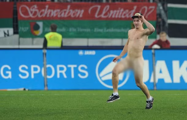 Khi ấy, Bayern Munich đang dẫn 2-1 với 2 bàn thắng của Gomez và Ribéry nhưng Tymoschuk lại bị phạt thẻ đỏ. CĐV khỏa thân chạy vào sân khiến trận đấu tạm thời bị gián đoạn (ảnh đã được xử lý). Khi ấy, Bayern Munich đang dẫn 2-1 với 2 bàn thắng của Gomez và Ribéry nhưng Tymoschuk lại bị phạt thẻ đỏ. CĐV khỏa thân chạy vào sân khiến trận đấu tạm thời bị gián đoạn (ảnh đã được xử lý).