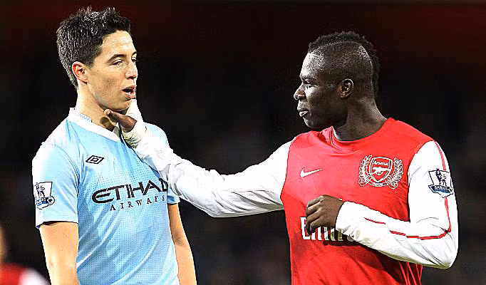 Dưới sân, Nasri bị đàn em Emmanuel Frimpong “đàn áp”.