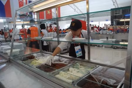Các đoàn VĐV không thể làm quen với thức ăn ở Indonesia, đặc biệt là Palembang. Các VĐV phải ăn mì tôm vì ngộ độc thức ăn ở Palembang