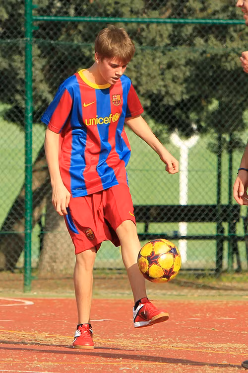 Và tâng bóng.