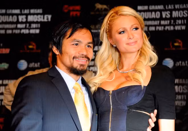 Manny Pacquiao mê mẩn trước vẻ đẹp của Paris Hilton? Hoàn toàn không, chính cô nàng tỷ phú mới là fan của tay đấm thép người Philippines và đã đề nghị được chụp ảnh chung với anh ở Las Vegas. Manny Pacquiao mê mẩn trước vẻ đẹp của Paris Hilton? Hoàn toàn không, chính cô nàng tỷ phú mới là fan của tay đấm thép người Philippines và đã đề nghị được chụp ảnh chung với anh ở Las Vegas.