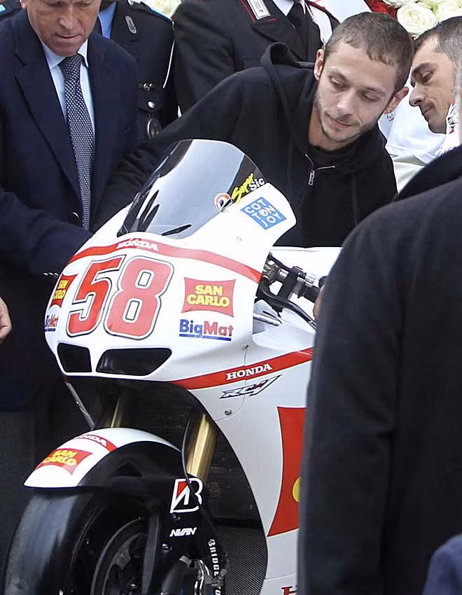 Valentino Rossi đưa chiếc xe số 58 huyền thoại của Marco Simoncelli vào nhà thờ, nơi đặt quan tài Simoncelli.