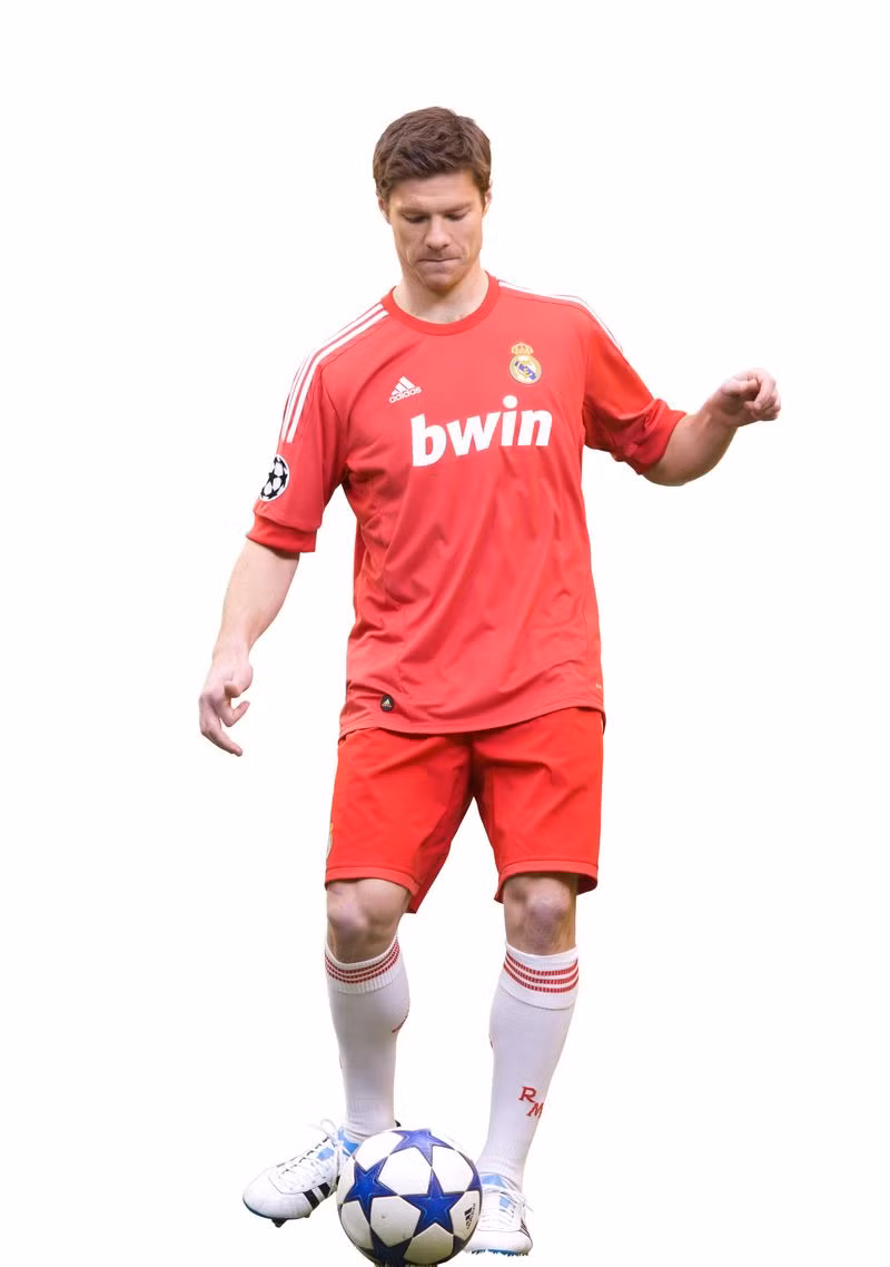 Mẫu áo mới của Real đã được Xabi Alonso giới thiệu.