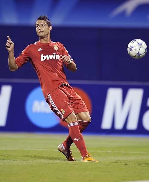 Cristiano Ronaldo trong bộ cánh mới.