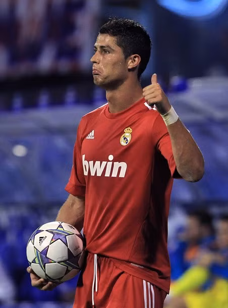Ronaldo trông khá bảnh trong màu áo đỏ.