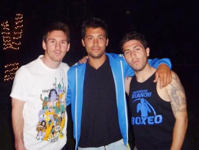 Messi bên hai người bạn thân Lucas và Matías. Messi bên hai người bạn thân Lucas và Matías.