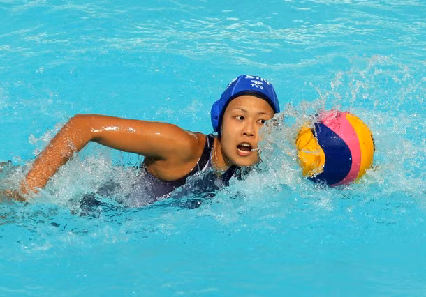 Chow Chung Shan Jacquline (Singapore) đi bóng.