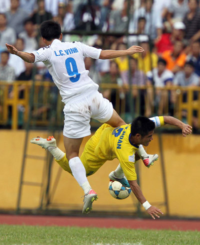 Công Vinh bị Âu Văn Hoàn theo rất sát. Ảnh: Quang Minh
