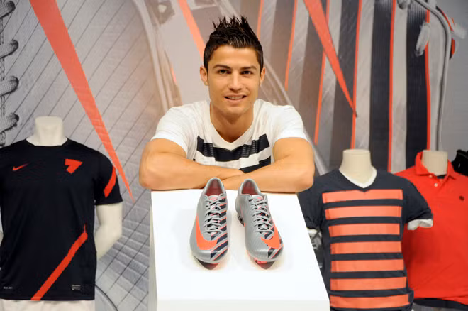 Ronaldo trong lễ ra mắt bộ sưu tập giày mới.