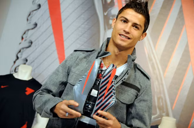 CR7 hí hửng ra mặt khi cầm đôi giày trong bộ sưu tập mang tên mình.