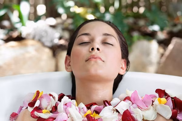 'Bí kíp' tự chế nước hoa hồng tại nhà ảnh 5 Hoa hồng có tác dụng se khít lỗ chân lông rất tốt.