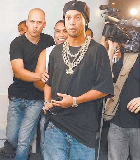 Ronaldinho đeo 1,5 kg vàng trên người.