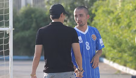 Công Vinh bắt tay cựu tuyển thủ U23 Nguyễn Công Minh - người bạn từ khi còn ở SLNA, và giờ là đồng đội mới. Công Vinh bắt tay cựu tuyển thủ U23 Nguyễn Công Minh - người bạn từ khi còn ở SLNA, và giờ là đồng đội mới.