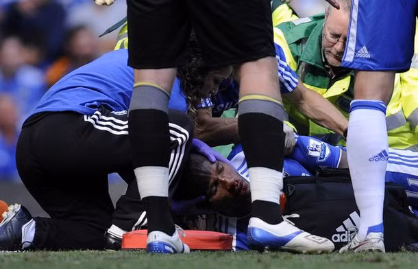 Một pha va chạm dẫn tới chấn thương ghê sợ của Didier Drogba. Băng quay chậm cho thấy anh đã rơi tự do xuống mặt sân và va đập mạnh tới mức bị nảy lên, giống như một trái bóng.