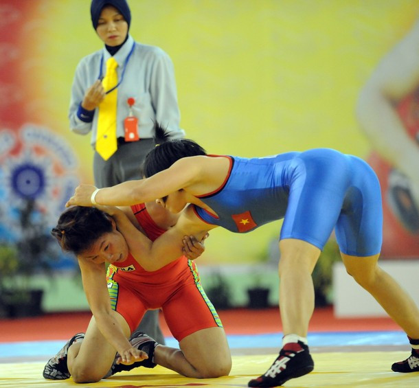 Đồng đội của Diệu Ninh, Dương Thị Lan cố gắng vật ngã Try Sothavy người Campuchia ở hạng cân 59kg. Đồng đội của Diệu Ninh, Dương Thị Lan cố gắng vật ngã Try Sothavy người Campuchia ở hạng cân 59kg.
