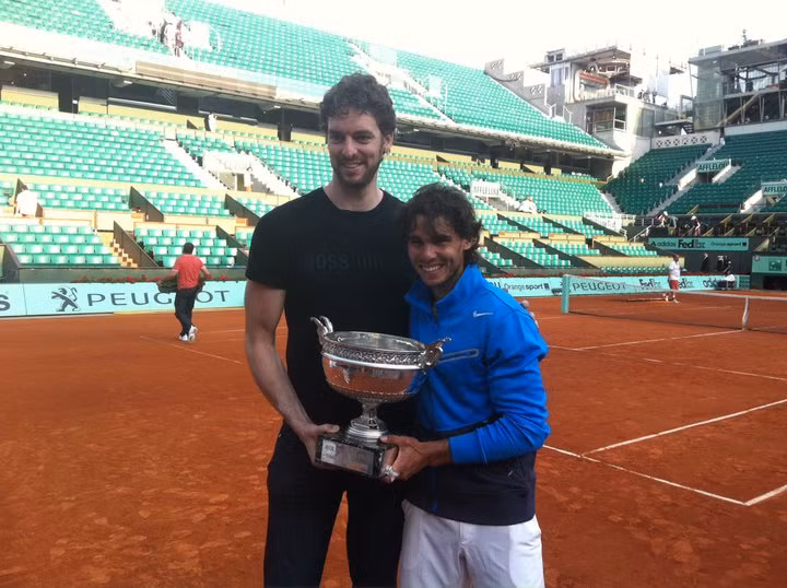Rafael Nadal và ngôi sao bóng rổ NBA Pau Gasol cùng ngưỡng mộ nhau. Rafael Nadal và ngôi sao bóng rổ NBA Pau Gasol cùng ngưỡng mộ nhau.