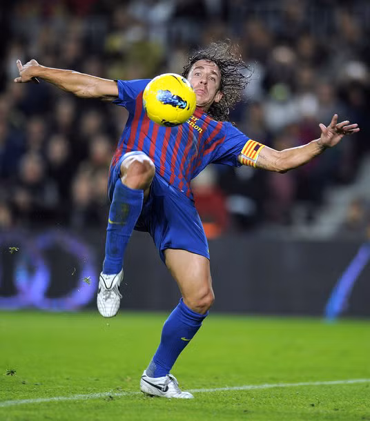 Trung vệ đội trưởng của Barca hãm bóng.