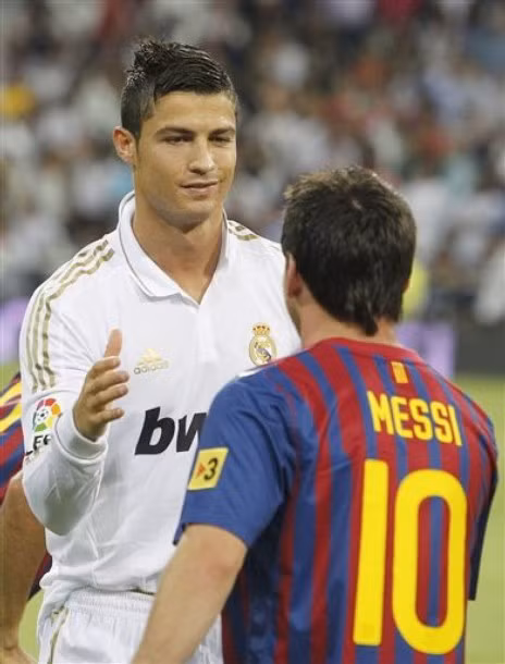 Ronaldo còn lâu mới bằng được Messi. Ronaldo còn lâu mới bằng được Messi.