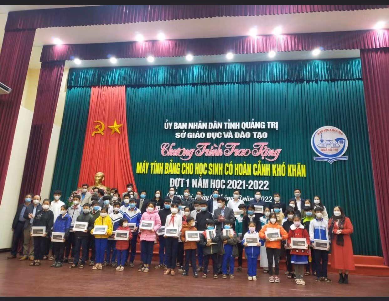Hình ảnh trao máy tính bảng đợt 1 cho học sinh có hoàn cảnh khó khăn ở Quảng Trị. Ảnh: Sở Giáo dục và Đào tạo Quảng Trị
