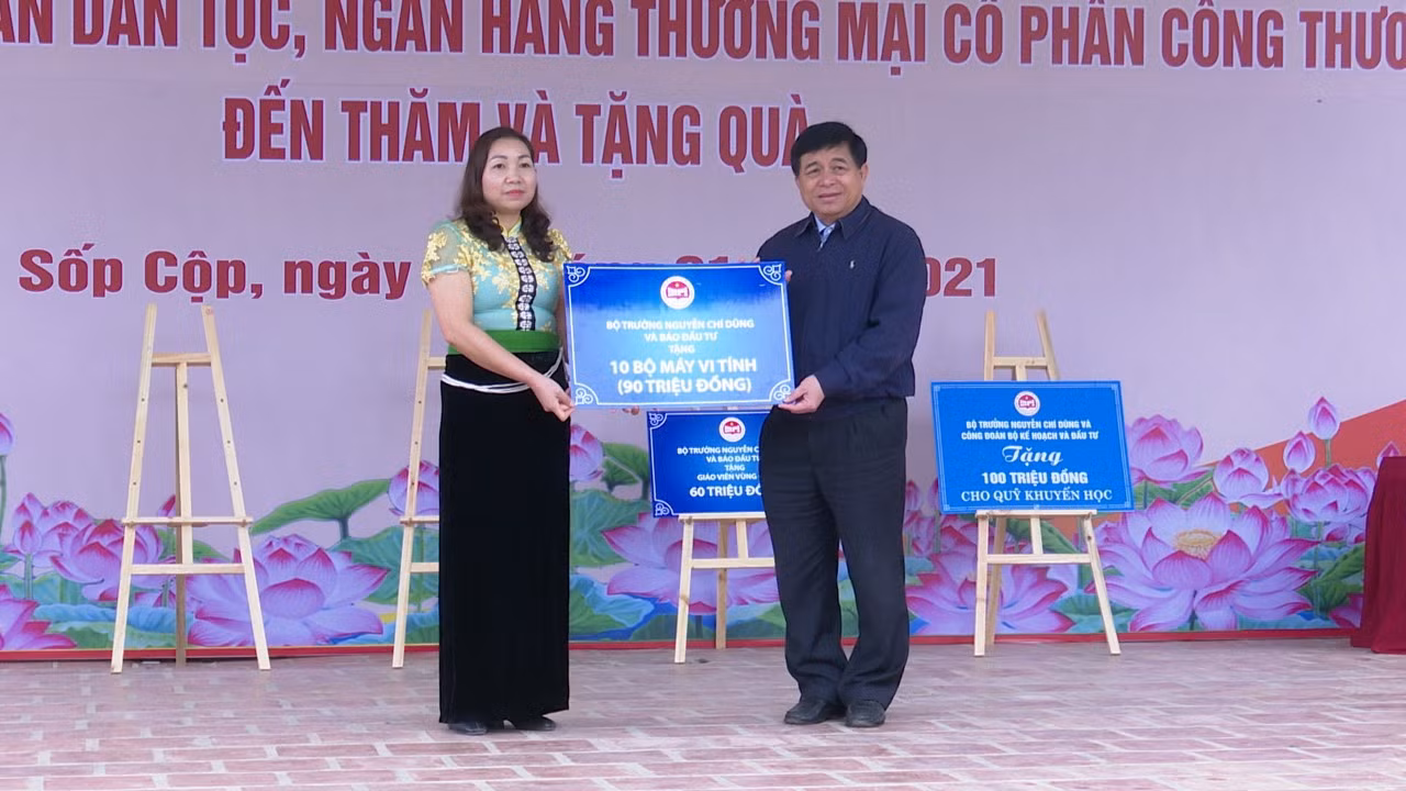 Bà Lò Thị Hạnh - Trưởng phòng Giáo dục và Đào tạo huyện Sốp Cộp trong một buổi nhận tài trợ của các nhà từ thiện. Ảnh: LH Bà Lò Thị Hạnh - Trưởng phòng Giáo dục và Đào tạo huyện Sốp Cộp trong một buổi nhận tài trợ của các nhà từ thiện. Ảnh: LH