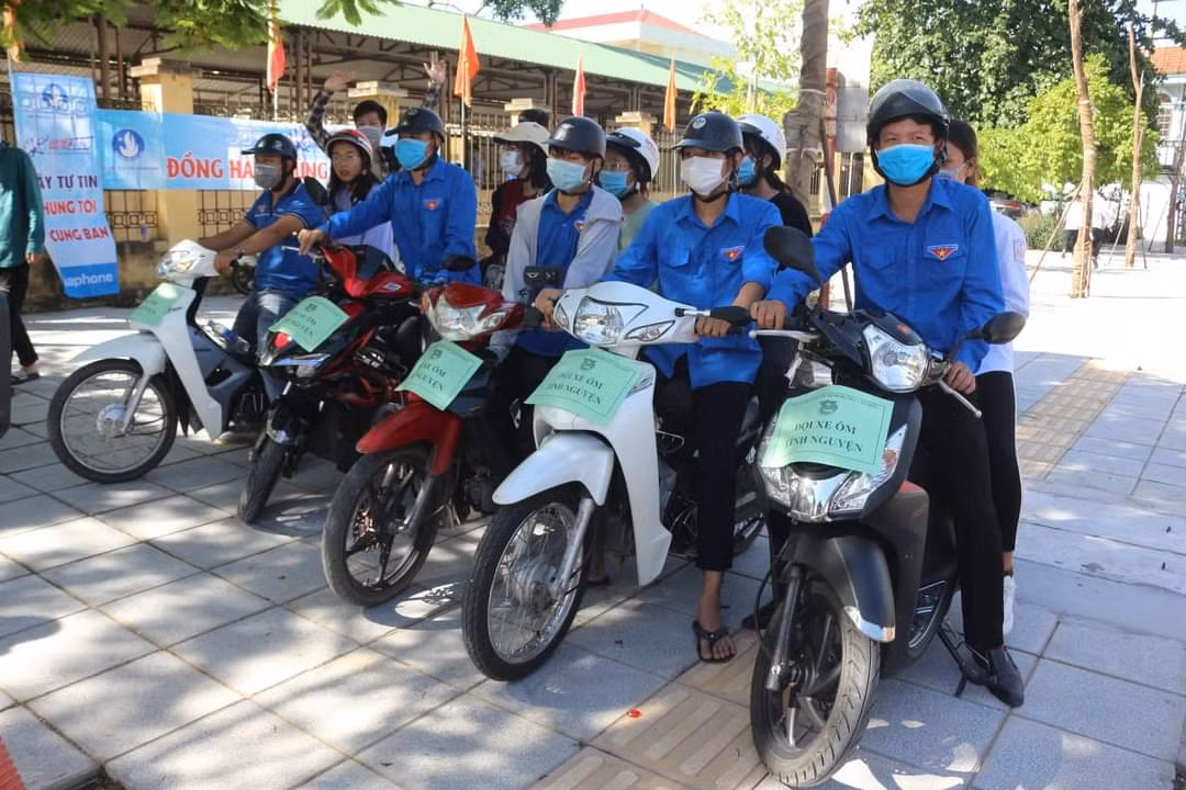Tổ xe ôm tình nguyện hỗ trợ đi lại cho các thí sinh (Ảnh: CTV) Tổ xe ôm tình nguyện hỗ trợ đi lại cho các thí sinh (Ảnh: CTV)