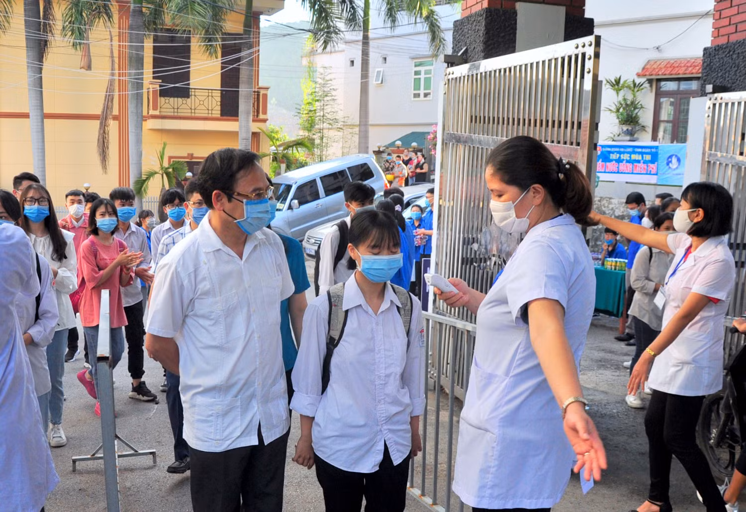 Ông Đặng Huy Hậu, Phó Chủ tịch Thường trực Ủy ban nhân dân tỉnh Quảng Ninh kiểm tra công tác tổ chức thi (Ảnh: CTV) Ông Đặng Huy Hậu, Phó Chủ tịch Thường trực Ủy ban nhân dân tỉnh Quảng Ninh kiểm tra công tác tổ chức thi (Ảnh: CTV)