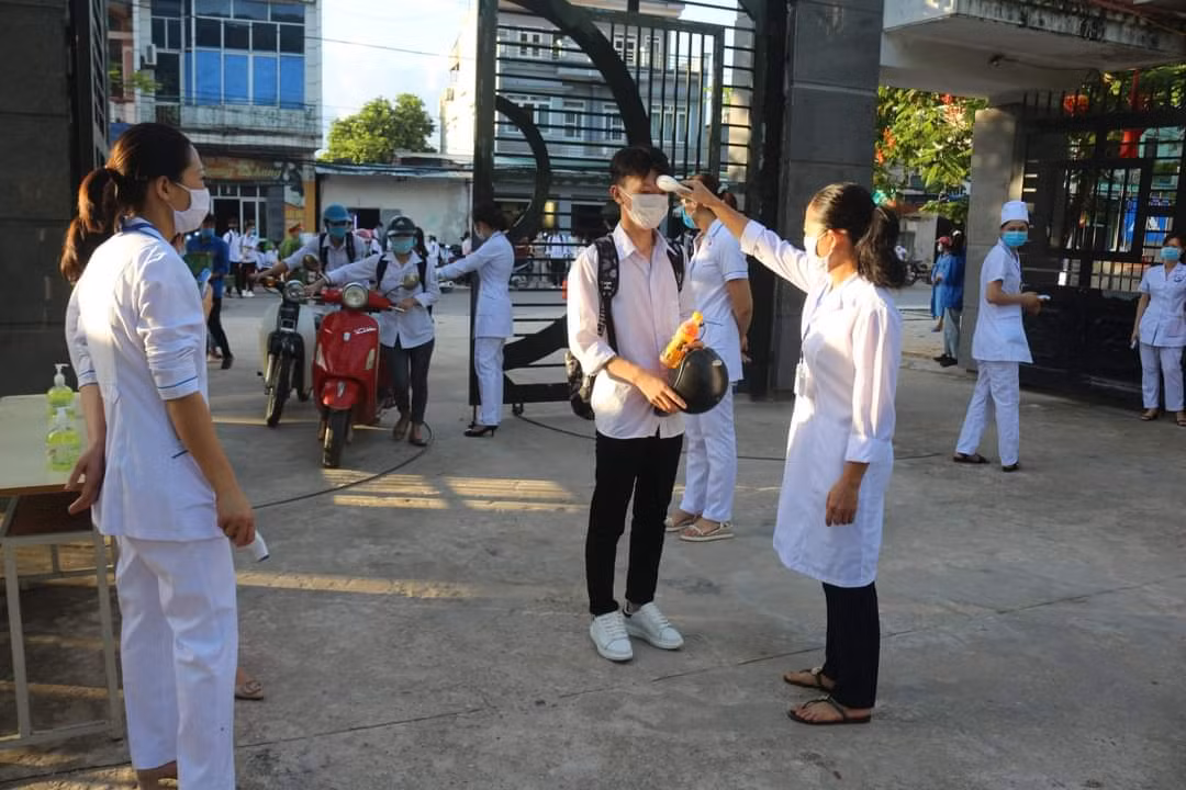Các thí sinh được đo thân nhiệt trước khi vào phòng thi (ảnh: CTV) Các thí sinh được đo thân nhiệt trước khi vào phòng thi (ảnh: CTV)
