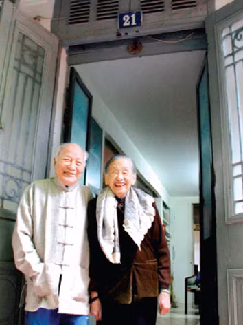 Nhà văn Tô Hoài và phu nhân vẫn luôn bên nhau. Ảnh: Nguyễn Đình Toán. Nhà văn Tô Hoài và phu nhân vẫn luôn bên nhau. Ảnh: Nguyễn Đình Toán.
