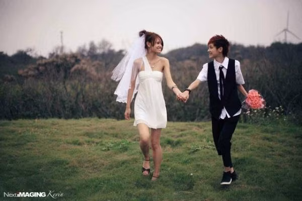 Bộ ảnh này đã được chụp từ khá lâu (năm 2011) và cặp đôi hiện vẫn hạnh phúc bên nhau. Hai nhân vật chính có tên là Nike và Audrey.