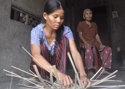 Chị Ngô Thị Tư đan giỏ trẻ bán kiếm tiền để mua máu cho chồng chạy thận. Ảnh: Trí Tín. Chị Ngô Thị Tư đan giỏ trẻ bán kiếm tiền để mua máu cho chồng chạy thận. Ảnh: Trí Tín.