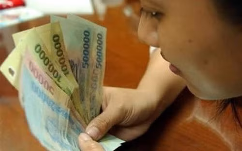 Khi nhận mấy chục triệu vào cuối năm, người ta thường cho rằng được thưởng mấy chục triệu nhưng không nghĩ đến việc, 11 tháng đầu năm đáng lẽ họ được nhận lương 4 triệu thì họ chỉ được nhận 3,2 triệu - Ảnh minh họa.