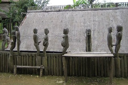 Ông K. (một đầu nậu chuyên săn lùng các loại đồ cổ tại các tỉnh Tây Nguyên, ngụ TP.HCM) tiết lộ: "Tượng nhà mồ Tây Nguyện hiện đang thu hút lượng lớn khách hàng..."