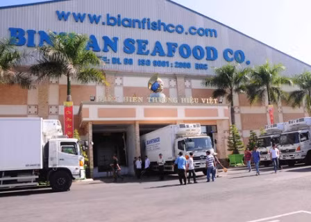 Bầu Hiển miễn nhiệm chính mình, sa thải 30 bảo vệ Binhanfishco