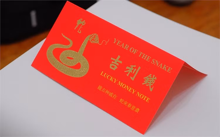Tờ 1 USD lì xì nhìn từ bên ngoài.