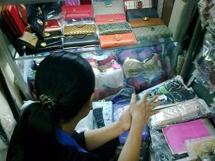 Người bán đang giới thiệu loại áo mát xa có dung dịch và hạt bên trong. Ảnh: Nguyễn Tâm