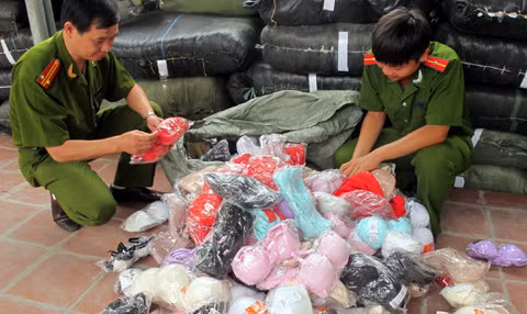 Hà Nội thu giữ hàng chục vạn chiếc áo ngực TQ nghi chứa chất lạ