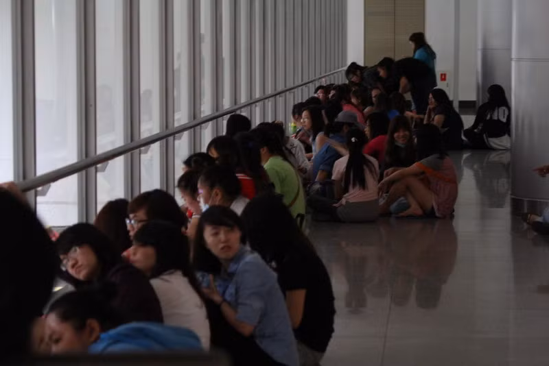 Khoảng 19h, hàng trăm fan Việt đã có mặt tại sân bay Tân Sơn Nhất để đón thần tượng của mình.