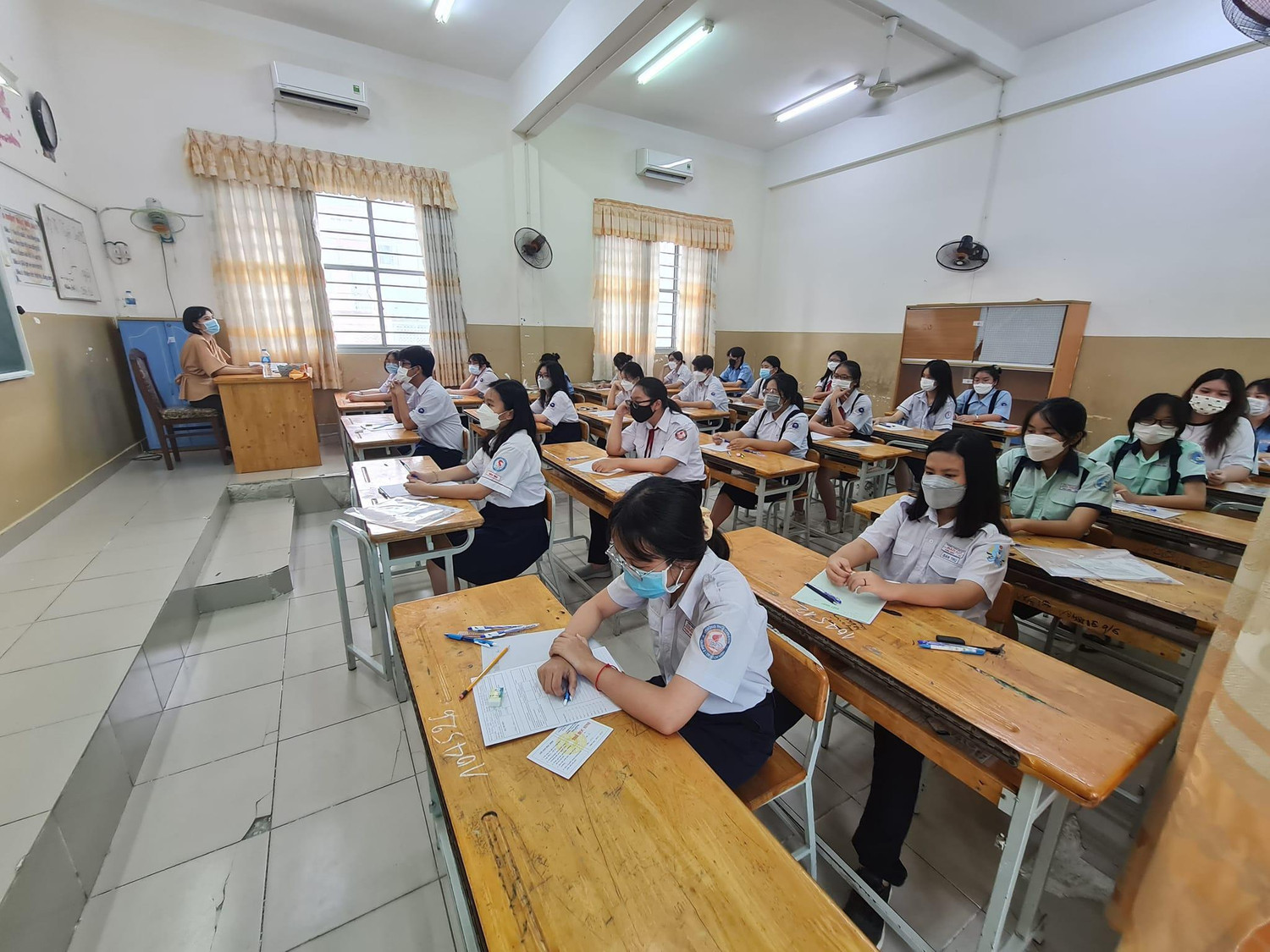 Thí sinh trước giờ làm bài thi môn Ngữ văn (ảnh: P.L)