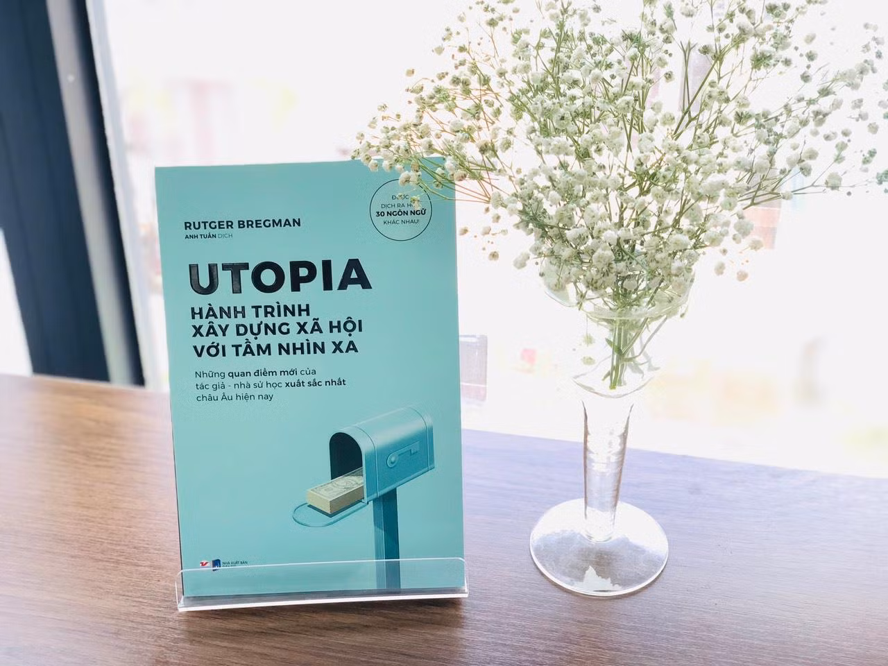 Cuốn sách “Utopia – Hành trình xây dựng xã hội với tầm nhìn xa”. Cuốn sách “Utopia – Hành trình xây dựng xã hội với tầm nhìn xa”.