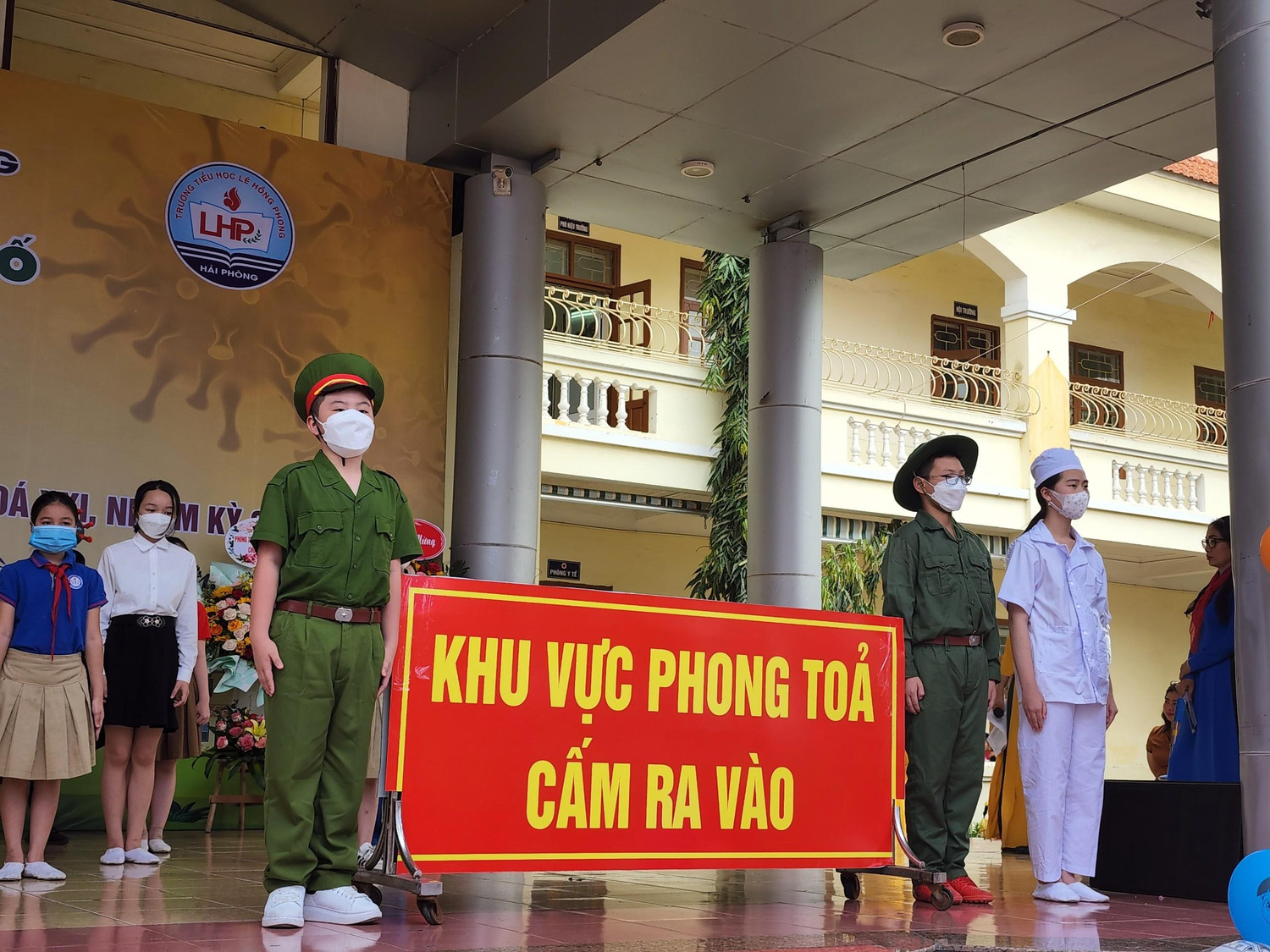 Học sinh Trường Tiểu học Lê Hồng Phong thể hiện sự tự tin thông qua các vai diễn đa dạng như bác sĩ, công an, bộ đội,... (Ảnh: Phạm Linh) Học sinh Trường Tiểu học Lê Hồng Phong thể hiện sự tự tin thông qua các vai diễn đa dạng như bác sĩ, công an, bộ đội,... (Ảnh: Phạm Linh)