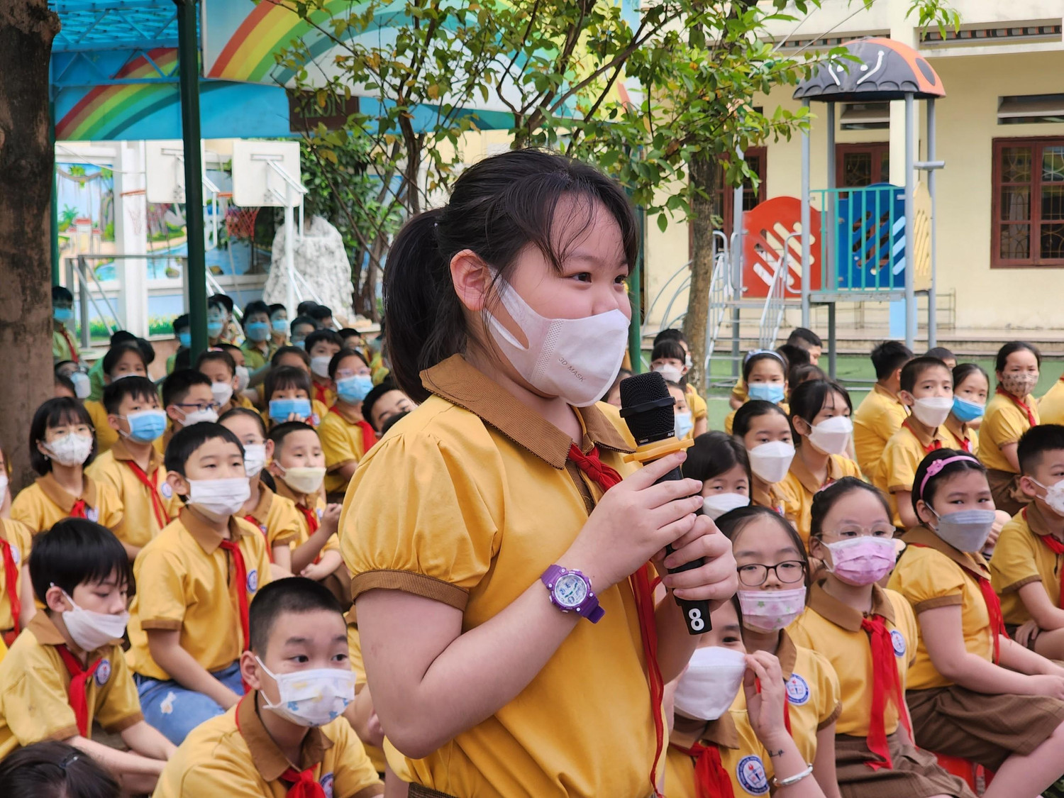 Một học sinh lớp 5 hăng hái giơ tay trả lời câu hỏi về chiến dịch tiêm vaccine phòng Covid-19 (Ảnh: Phạm Linh) Một học sinh lớp 5 hăng hái giơ tay trả lời câu hỏi về chiến dịch tiêm vaccine phòng Covid-19 (Ảnh: Phạm Linh)