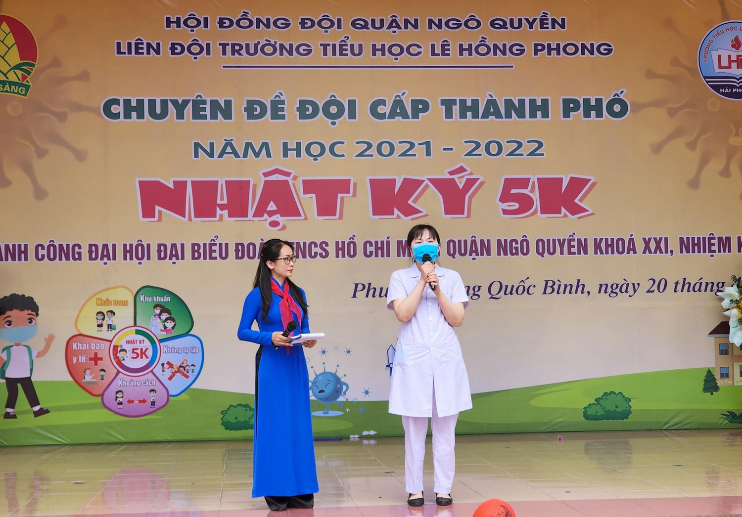 Học sinh được lắng nghe những chia sẻ của nhân viên y tế quận Ngô Quyền (Ảnh: Phạm Linh) Học sinh được lắng nghe những chia sẻ của nhân viên y tế quận Ngô Quyền (Ảnh: Phạm Linh)