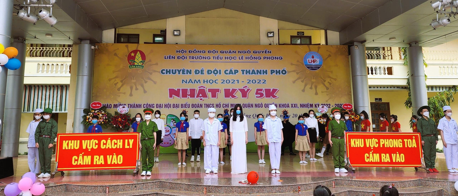 Học sinh mang đến những hoạt cảnh sinh động tái hiện lại quãng thời gian cả nước chiến đấu cùng đại dịch Covid-19 (Ảnh: Phạm Linh) Học sinh mang đến những hoạt cảnh sinh động tái hiện lại quãng thời gian cả nước chiến đấu cùng đại dịch Covid-19 (Ảnh: Phạm Linh)