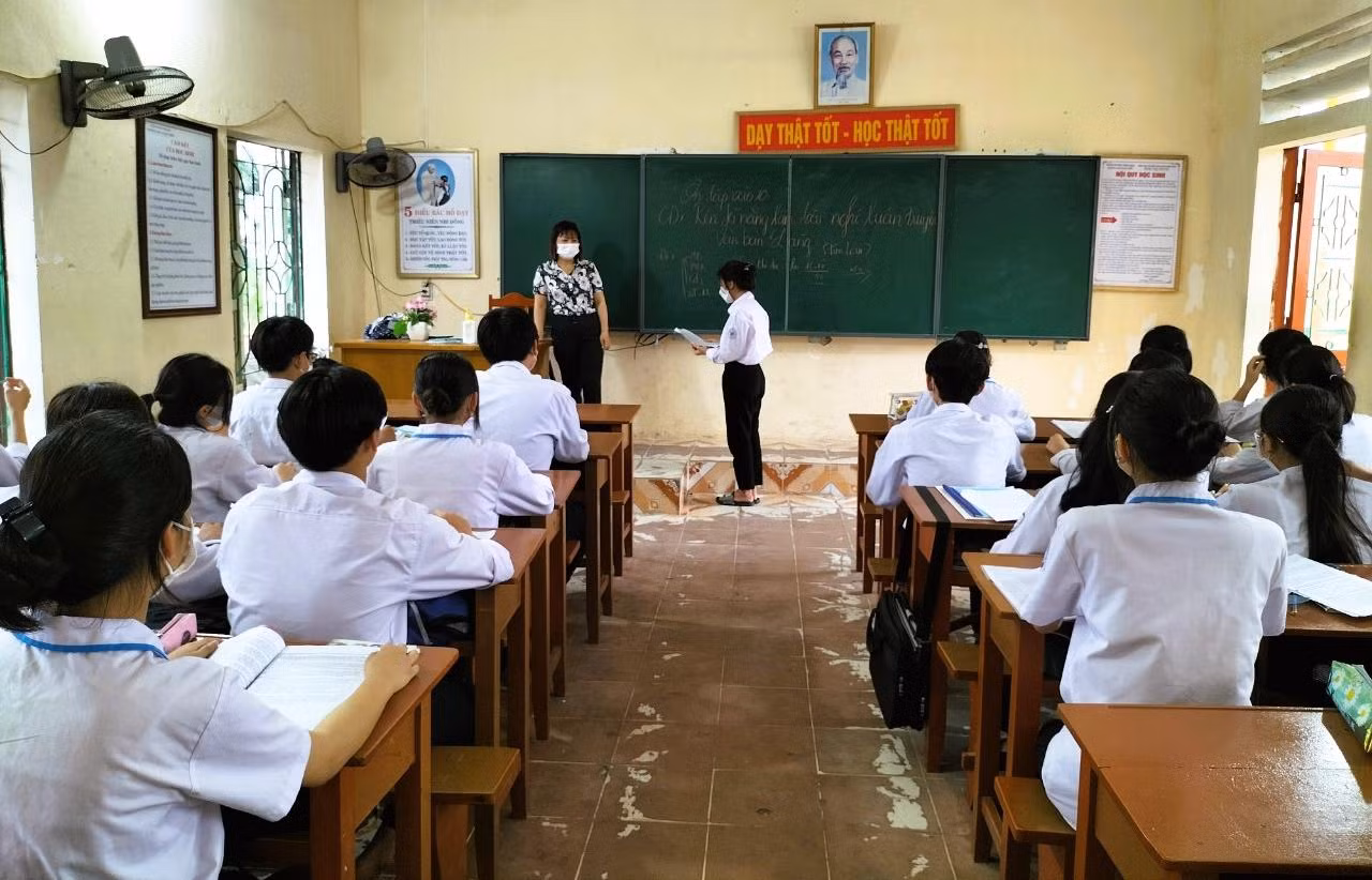 Học sinh trong giờ ôn luyện kiến thức chuẩn bị cho Kỳ thi tuyển sinh vào lớp 10 (Ảnh: Phạm Linh) Học sinh trong giờ ôn luyện kiến thức chuẩn bị cho Kỳ thi tuyển sinh vào lớp 10 (Ảnh: Phạm Linh)